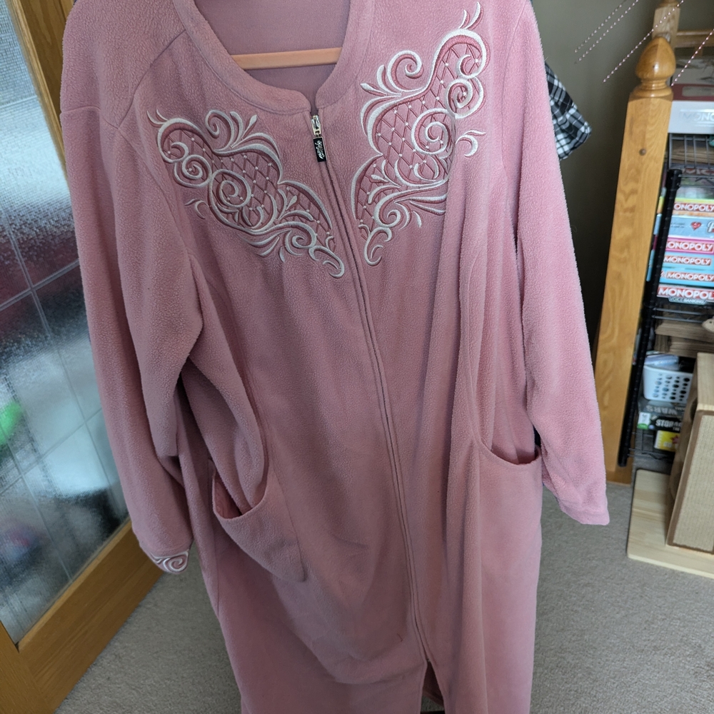 ⚡Bob Mackie Wearable Art Pink Embroidered Women's Robe - Picture 5 of 7
